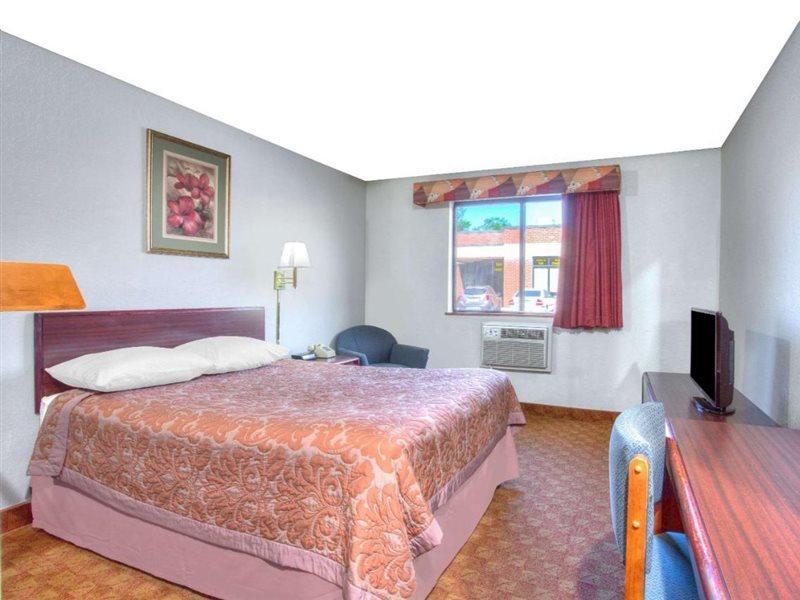 ซูเปอร์ 8 บาย วินด์แฮม ชาร์ลอตส์วิลล์ Hotel ชาร์ลอตต์สวิลล์ ภายนอก รูปภาพ