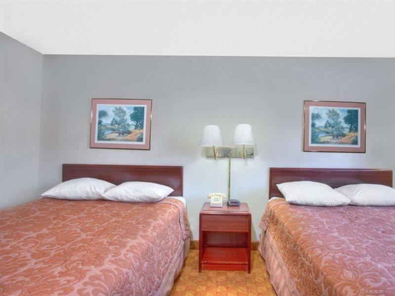 ซูเปอร์ 8 บาย วินด์แฮม ชาร์ลอตส์วิลล์ Hotel ชาร์ลอตต์สวิลล์ ภายนอก รูปภาพ