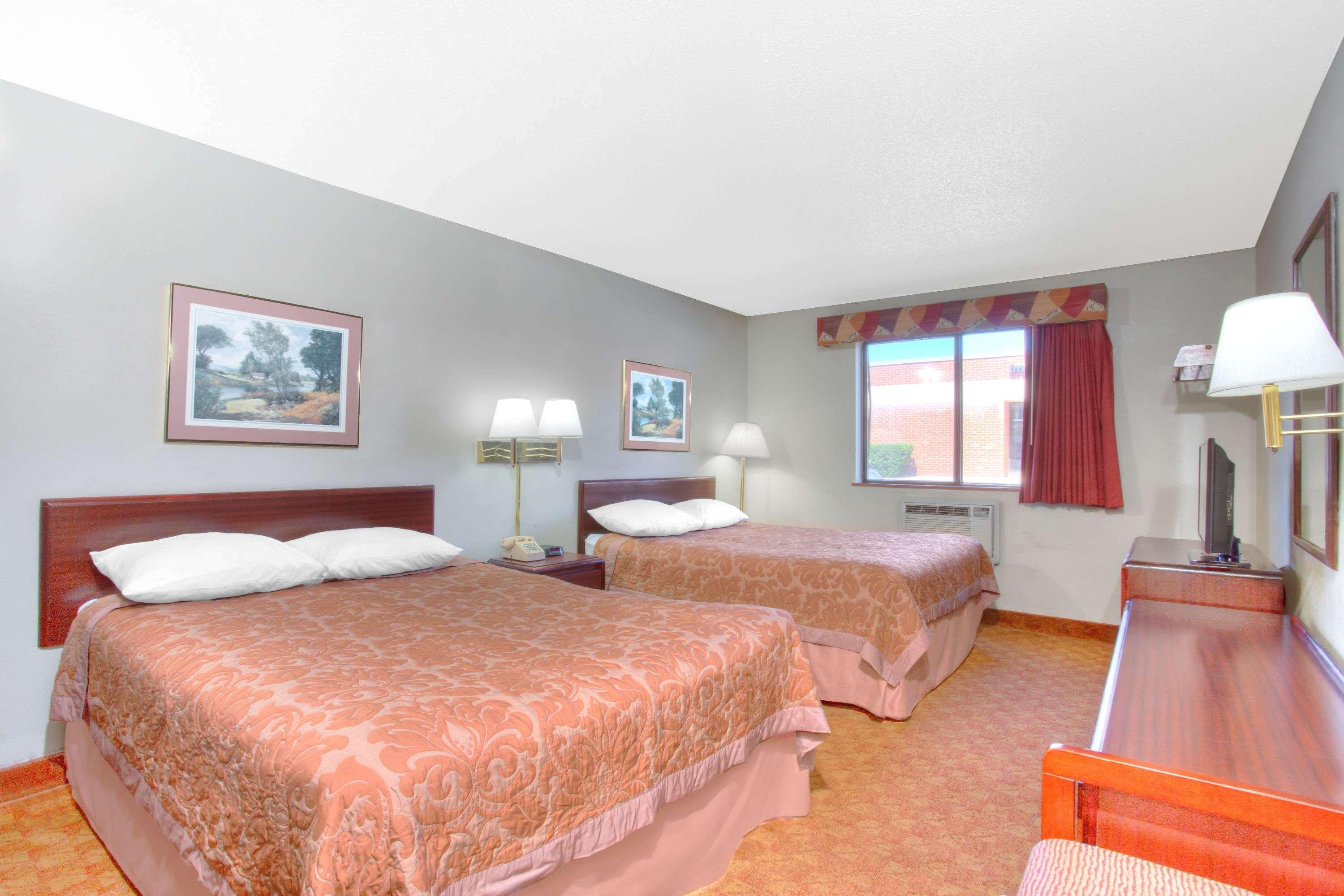 ซูเปอร์ 8 บาย วินด์แฮม ชาร์ลอตส์วิลล์ Hotel ชาร์ลอตต์สวิลล์ ภายนอก รูปภาพ