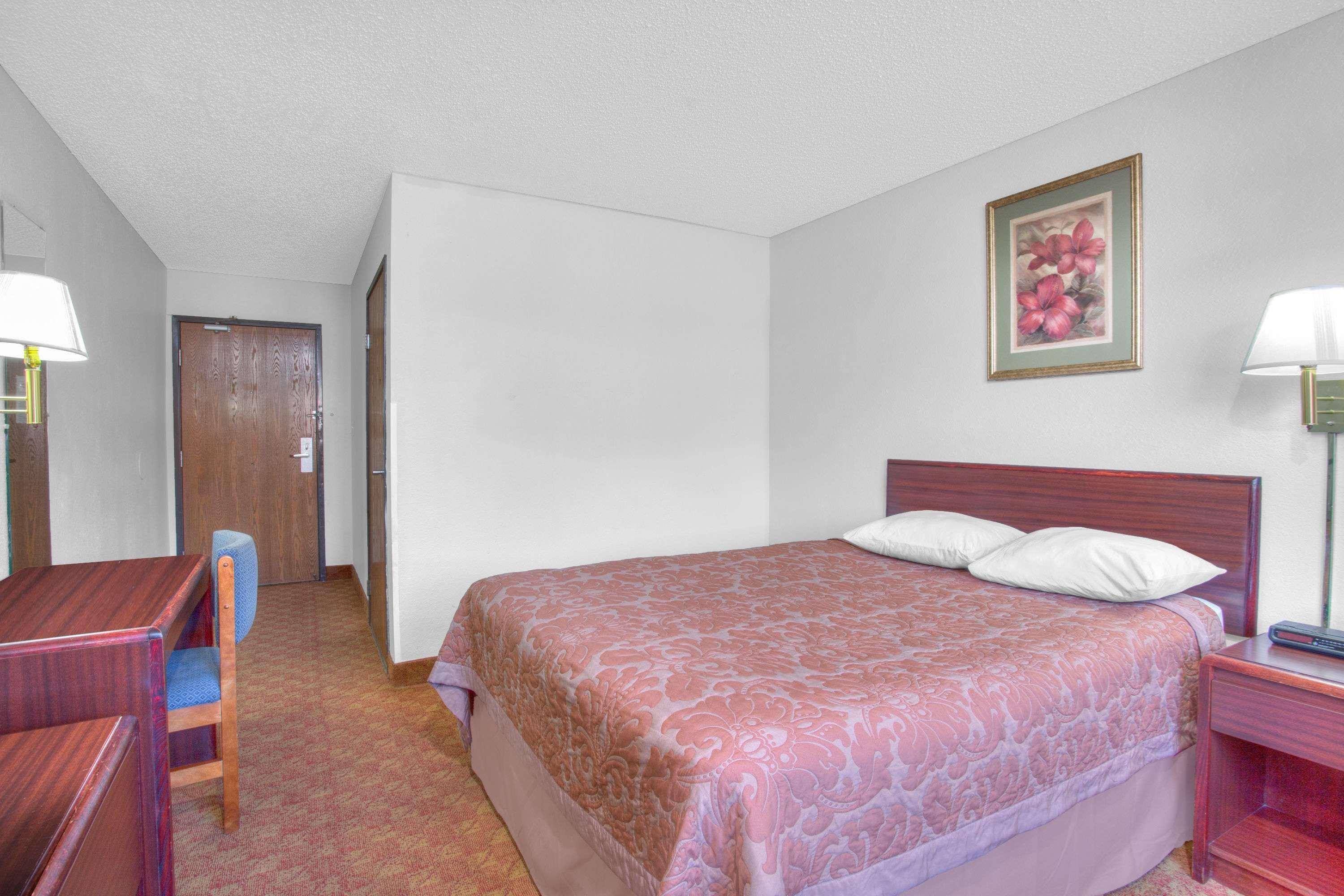 ซูเปอร์ 8 บาย วินด์แฮม ชาร์ลอตส์วิลล์ Hotel ชาร์ลอตต์สวิลล์ ภายนอก รูปภาพ