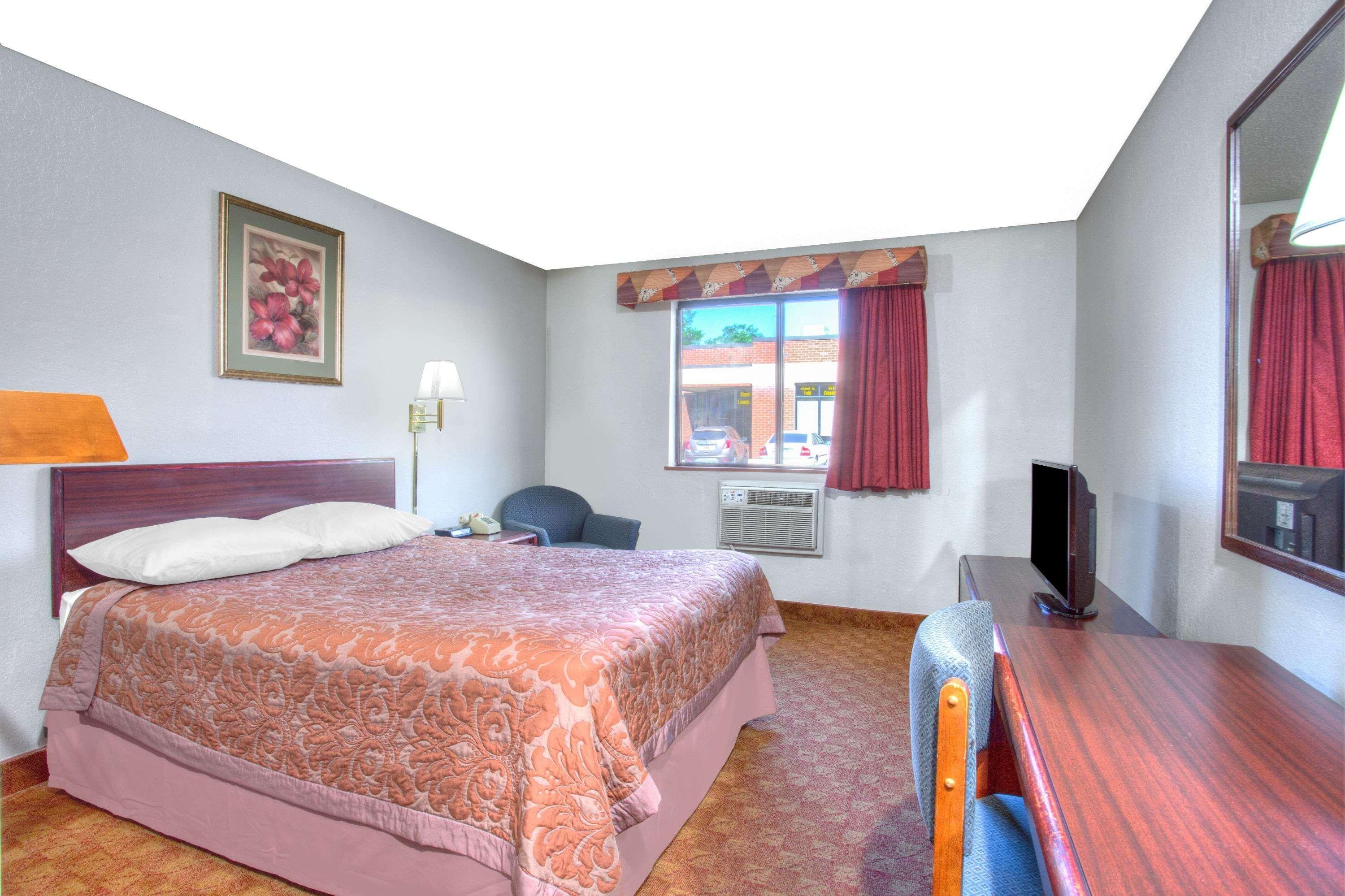 ซูเปอร์ 8 บาย วินด์แฮม ชาร์ลอตส์วิลล์ Hotel ชาร์ลอตต์สวิลล์ ภายนอก รูปภาพ