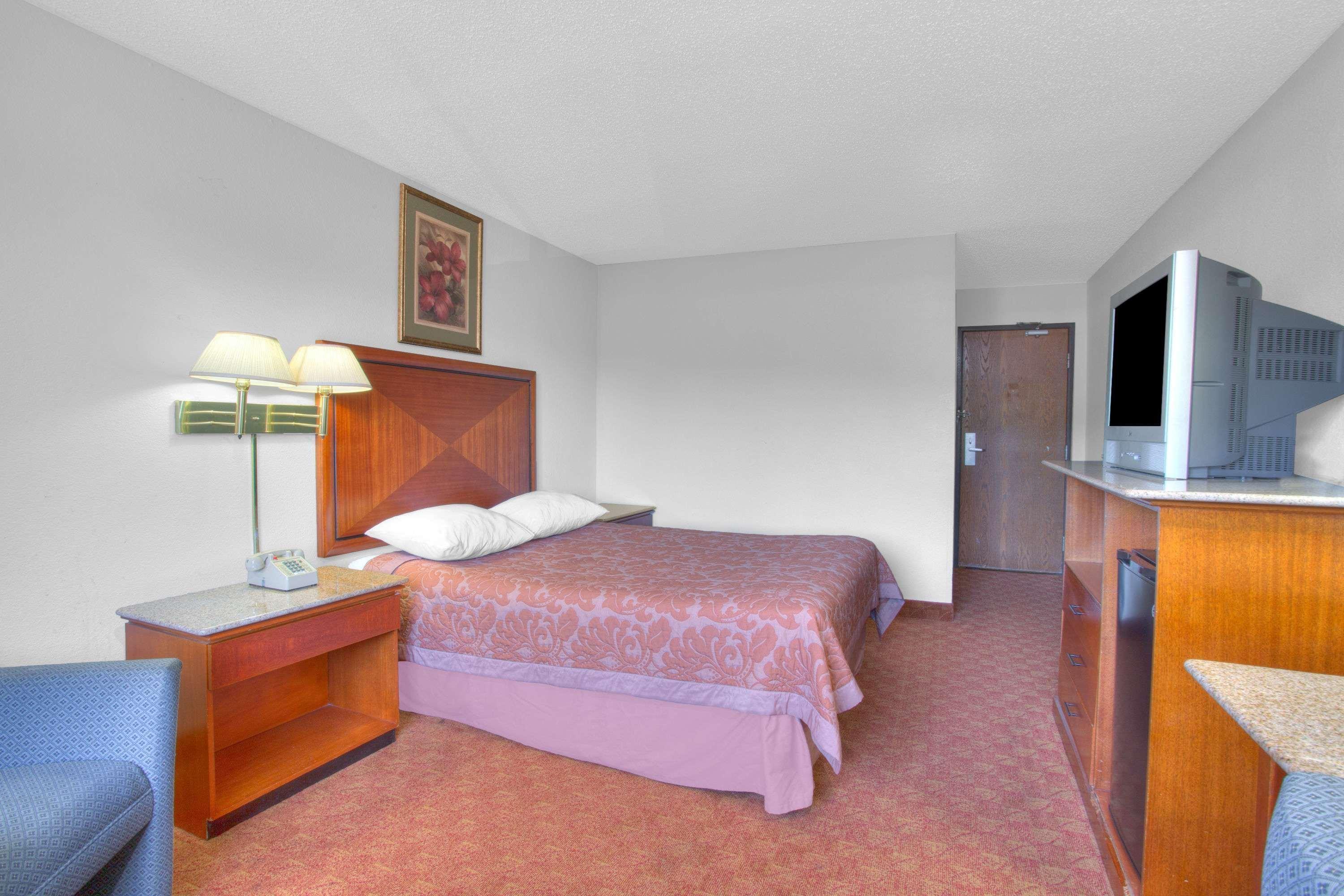 ซูเปอร์ 8 บาย วินด์แฮม ชาร์ลอตส์วิลล์ Hotel ชาร์ลอตต์สวิลล์ ภายนอก รูปภาพ
