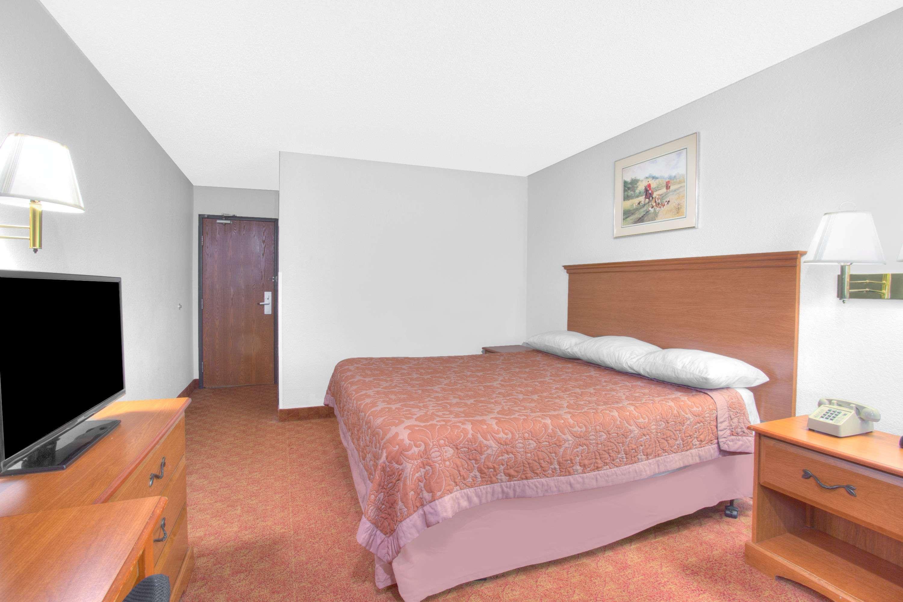 ซูเปอร์ 8 บาย วินด์แฮม ชาร์ลอตส์วิลล์ Hotel ชาร์ลอตต์สวิลล์ ภายนอก รูปภาพ