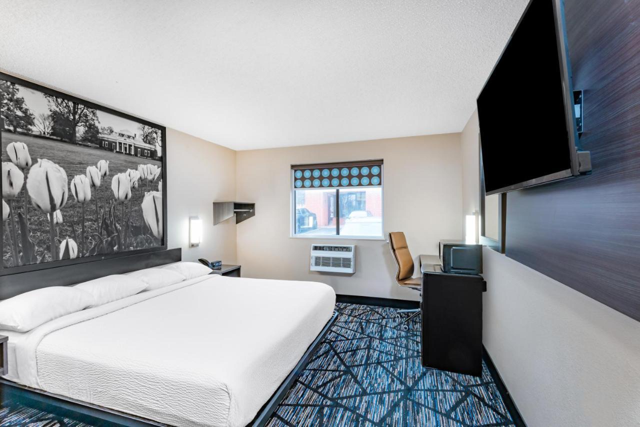 ซูเปอร์ 8 บาย วินด์แฮม ชาร์ลอตส์วิลล์ Hotel ชาร์ลอตต์สวิลล์ ภายนอก รูปภาพ
