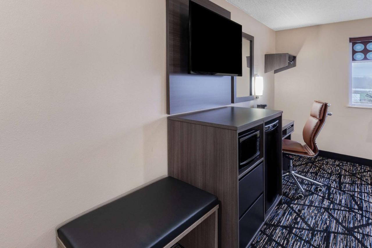 ซูเปอร์ 8 บาย วินด์แฮม ชาร์ลอตส์วิลล์ Hotel ชาร์ลอตต์สวิลล์ ภายนอก รูปภาพ