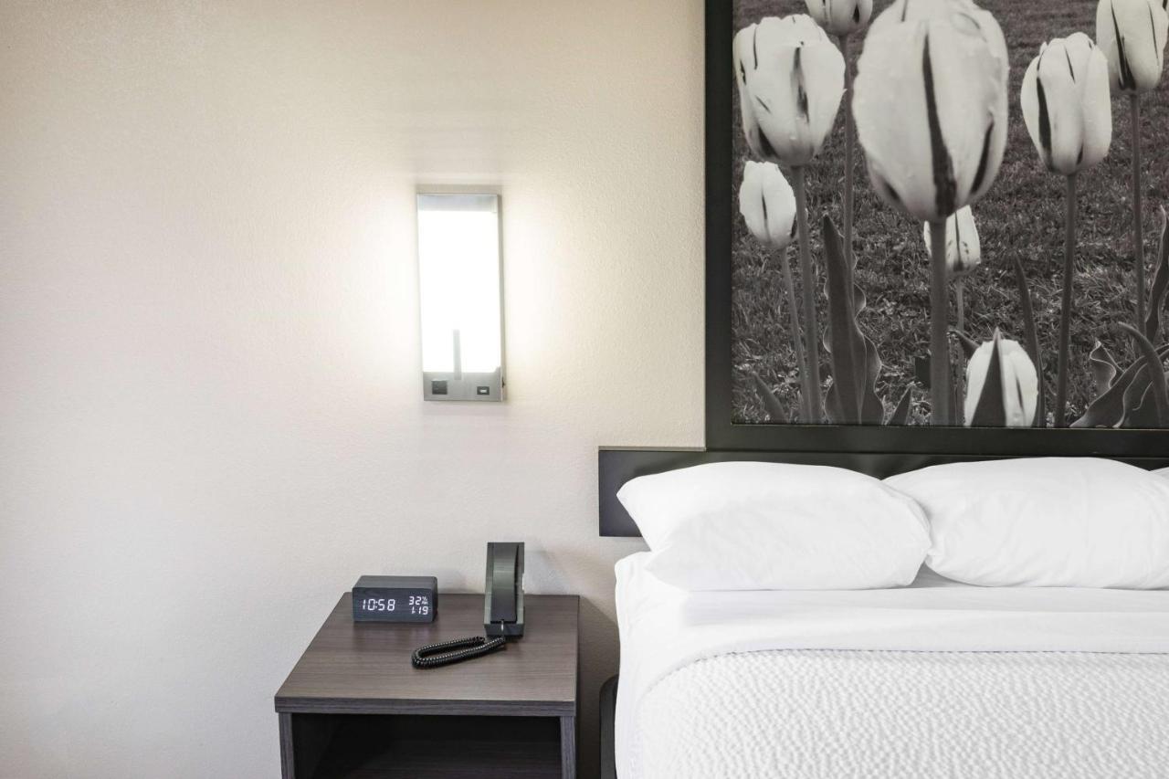 ซูเปอร์ 8 บาย วินด์แฮม ชาร์ลอตส์วิลล์ Hotel ชาร์ลอตต์สวิลล์ ภายนอก รูปภาพ